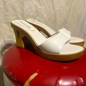 Two lips: vintage 80s leather heels